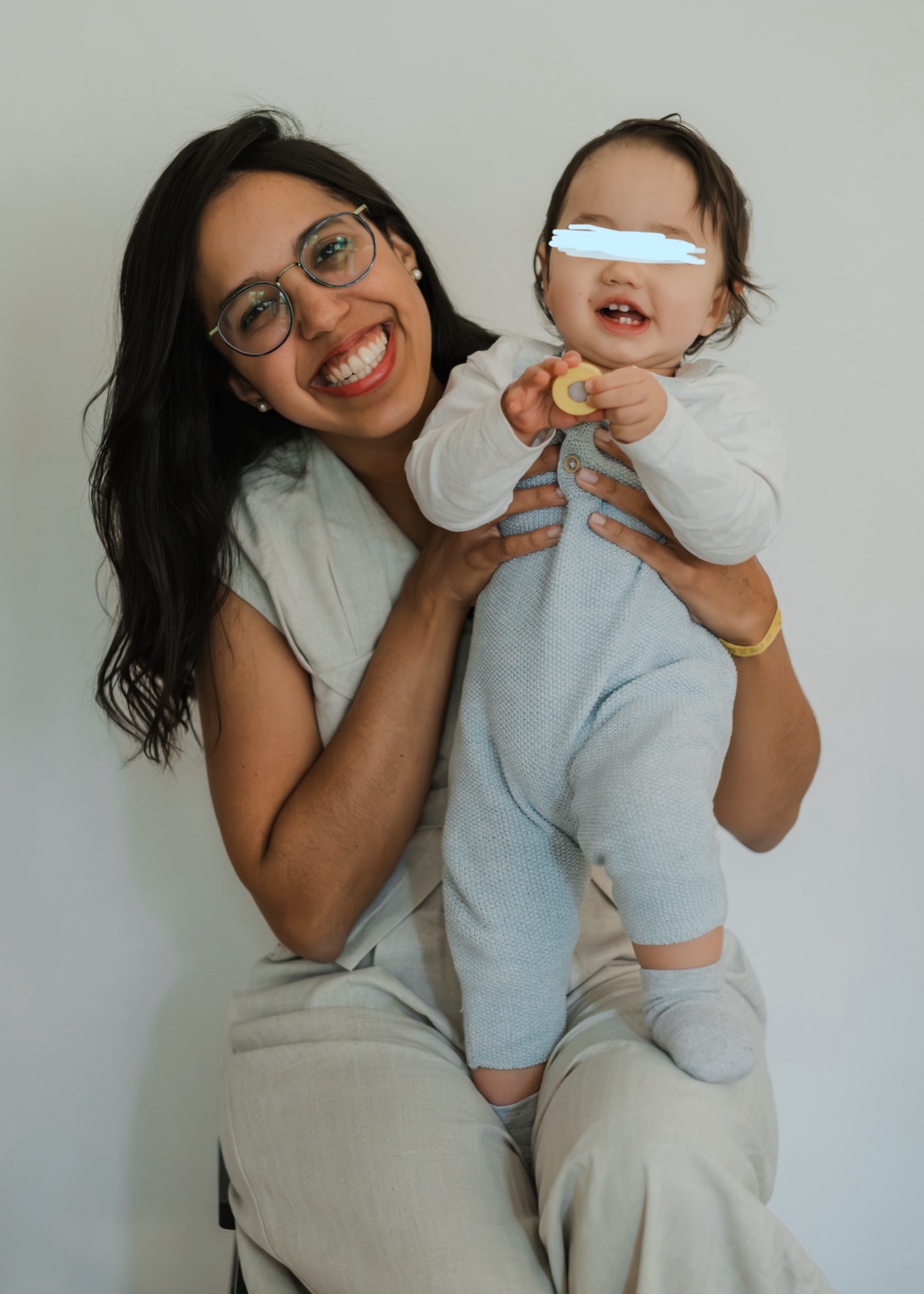 Amanda con su hijo sonriendo