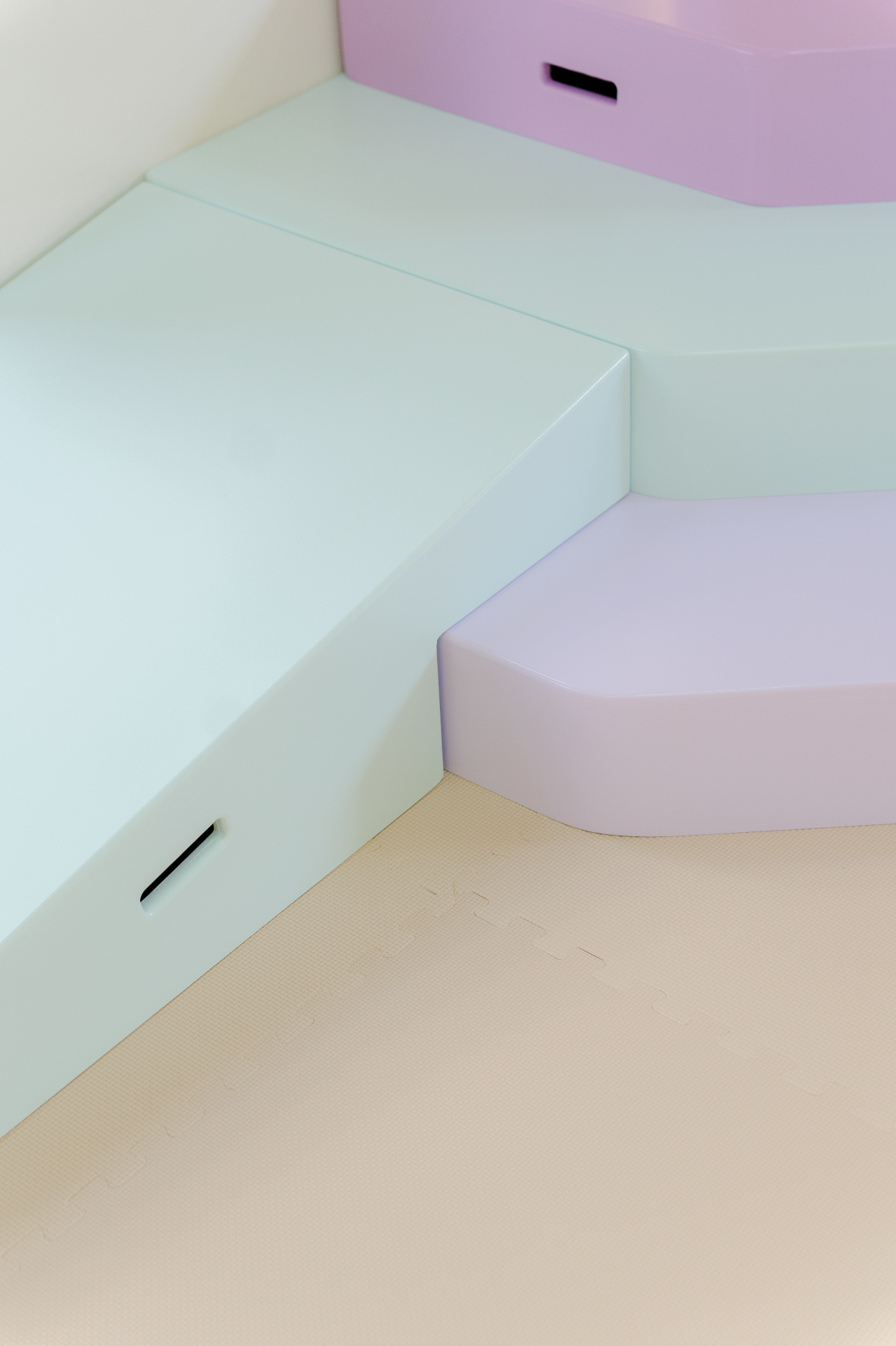 Plataforma de desarrollo neuromotor en tonos lavanda y azul