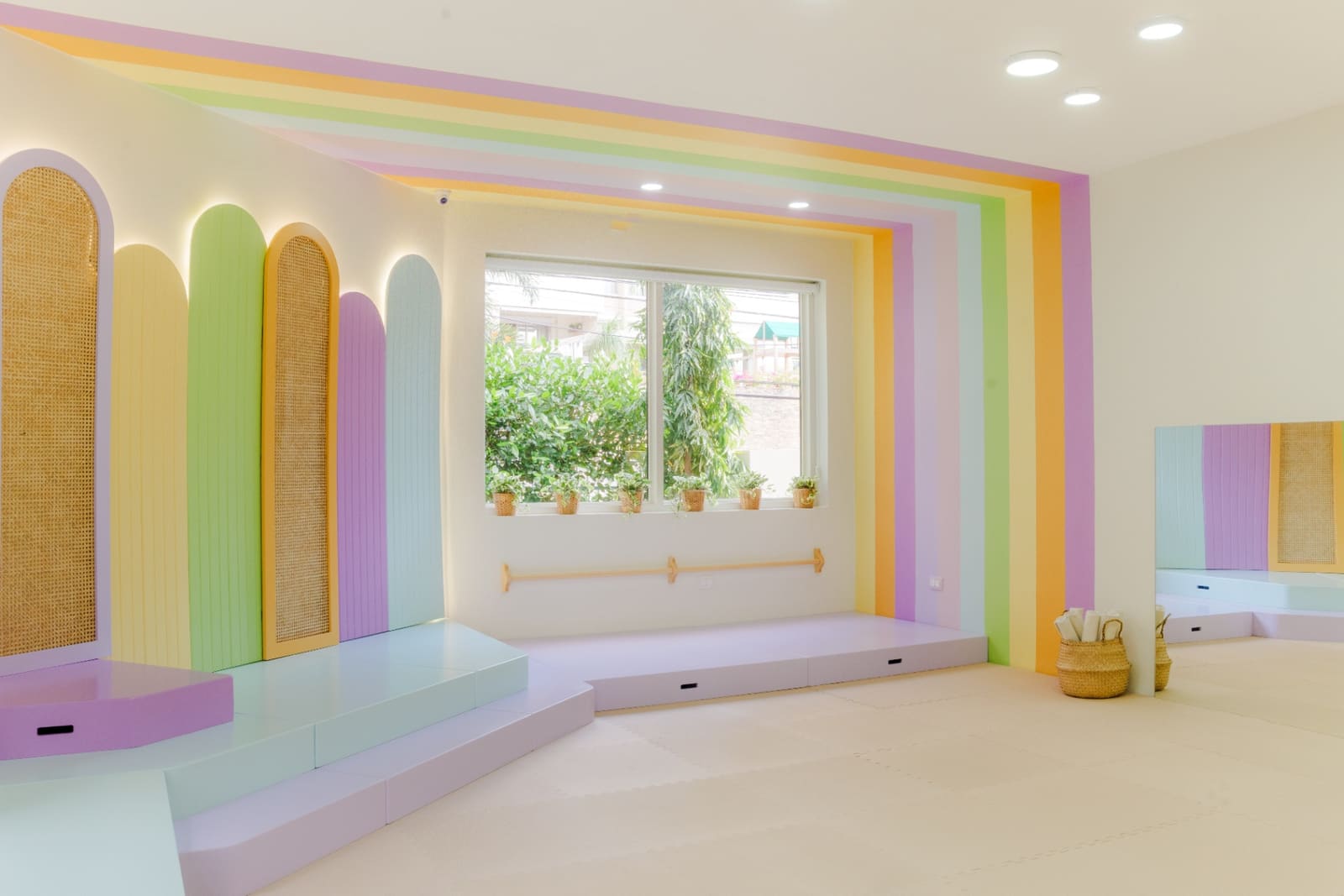 Amanda con su hijo en una habitación infantil diseñada con neuroarquitectura